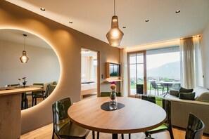 Dining - Apartment 'Valentinerhof Apt Terra' with Mountain View, Shared Pool and Wi-Fi (Eppan)