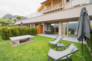 Outdoor dining - Apartment 'Valentinerhof Apt Terra' with Mountain View, Shared Pool and Wi-Fi (Eppan)