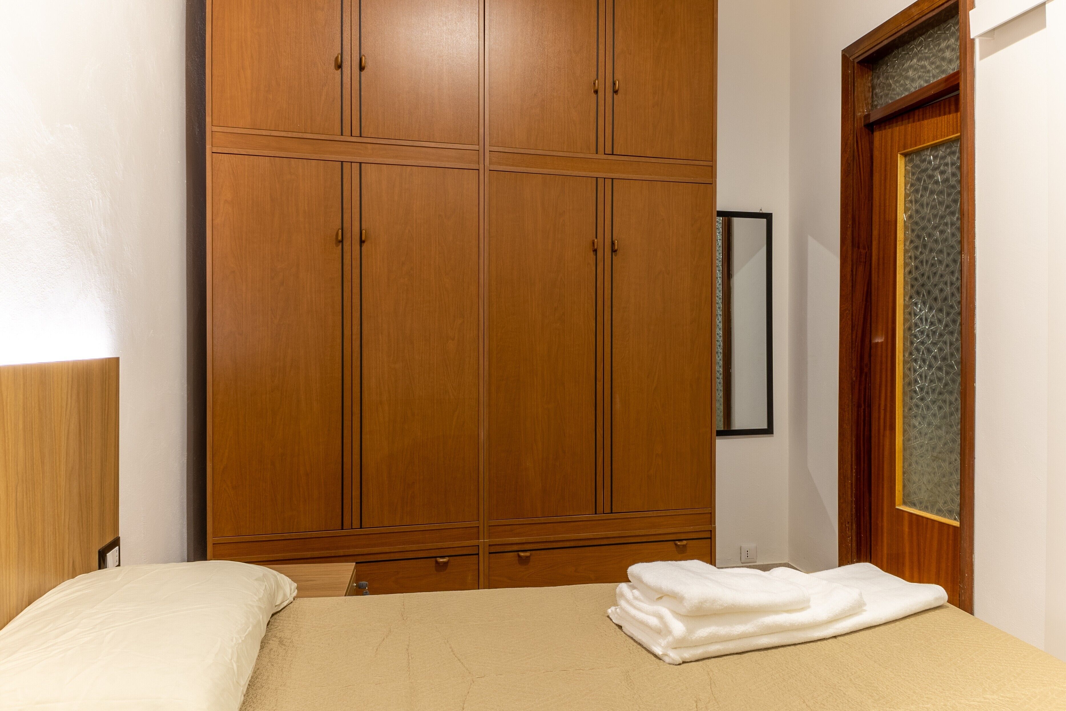 1 camera, una scrivania, Wi-Fi, lenzuola