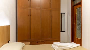 1 bedroom, desk, WiFi, bed sheets