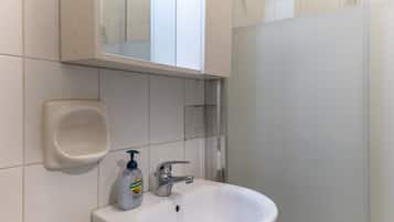 Dusche, kostenlose Toilettenartikel, Haartrockner, HandtĂŒcher