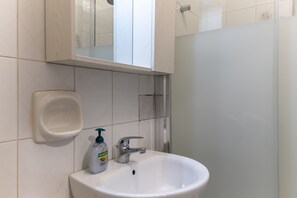 Dusche, kostenlose Toilettenartikel, Haartrockner, Handtücher