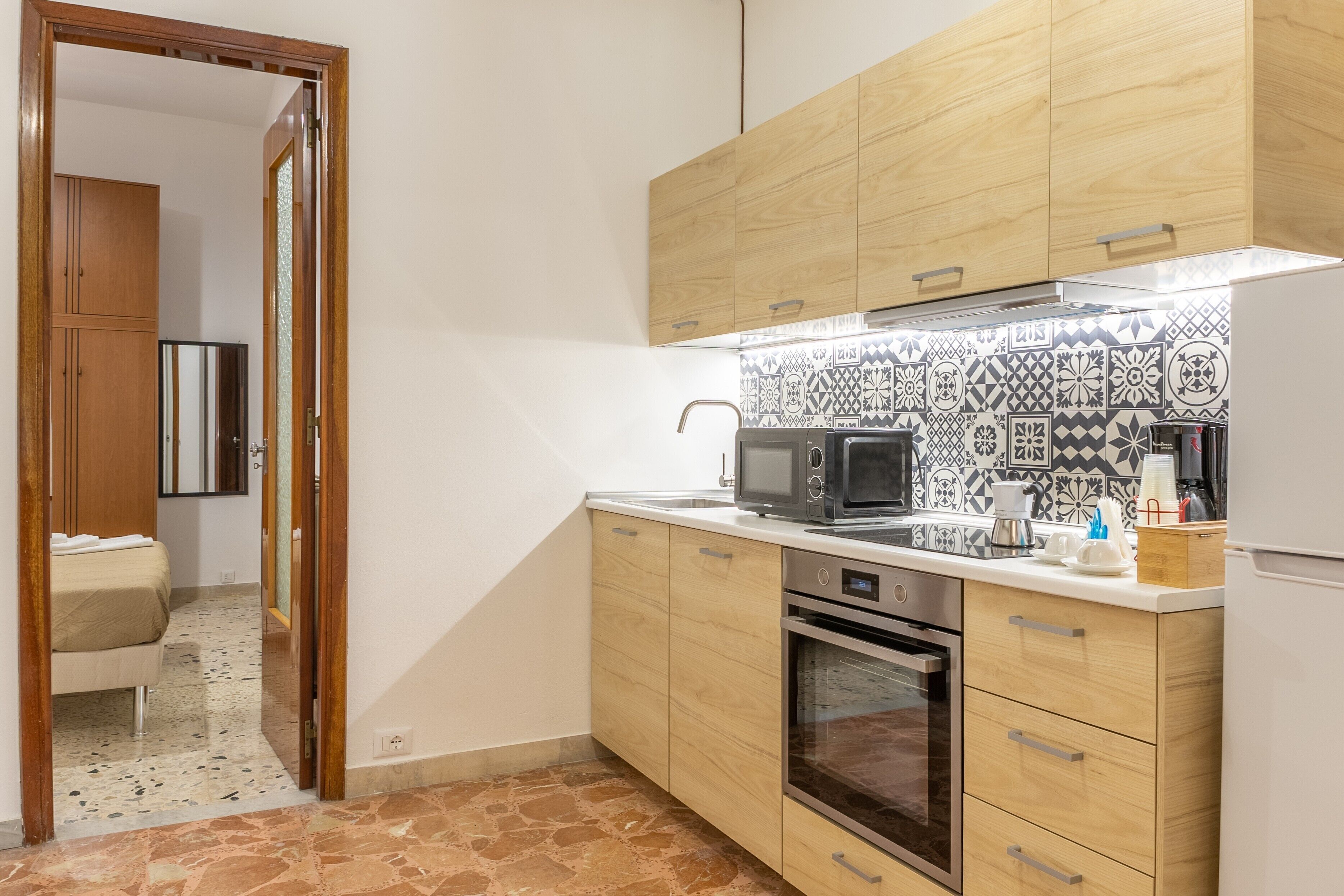 Frigorifero, microonde, forno, piano cottura