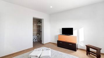 1 slaapkamer, een strijkplank/strijkijzer, gratis wifi, beddengoed