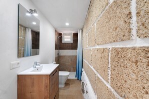 Douche, sèche-cheveux, serviettes fournies