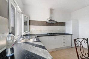 Kühlschrank, Mikrowelle, Ofen, Herdplatte