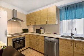 Kühlschrank, Mikrowelle, Ofen, Herdplatte