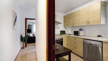 Een koelkast, een microgolfoven, een oven, een kookplaat