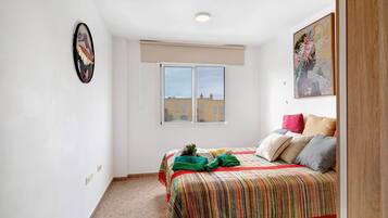 1 habitación, tabla de planchar con plancha, wifi gratis y ropa de cama