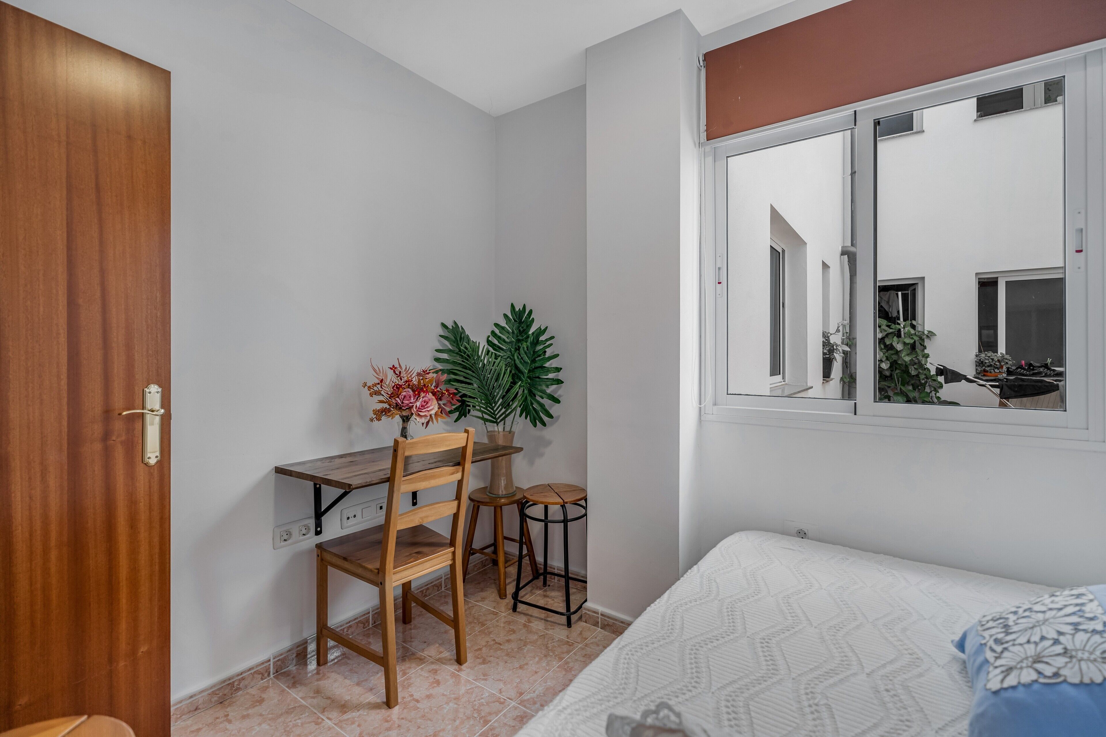 1 habitación, tabla de planchar con plancha, wifi gratis y ropa de cama 