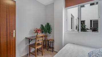 1 habitación, tabla de planchar con plancha, wifi gratis y ropa de cama