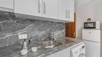 Frigorifero, microonde, piano cottura, macchina per tè/caffè