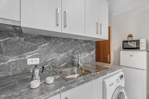 Refrigerador, microondas, parrilla de estufa y cafetera y tetera 