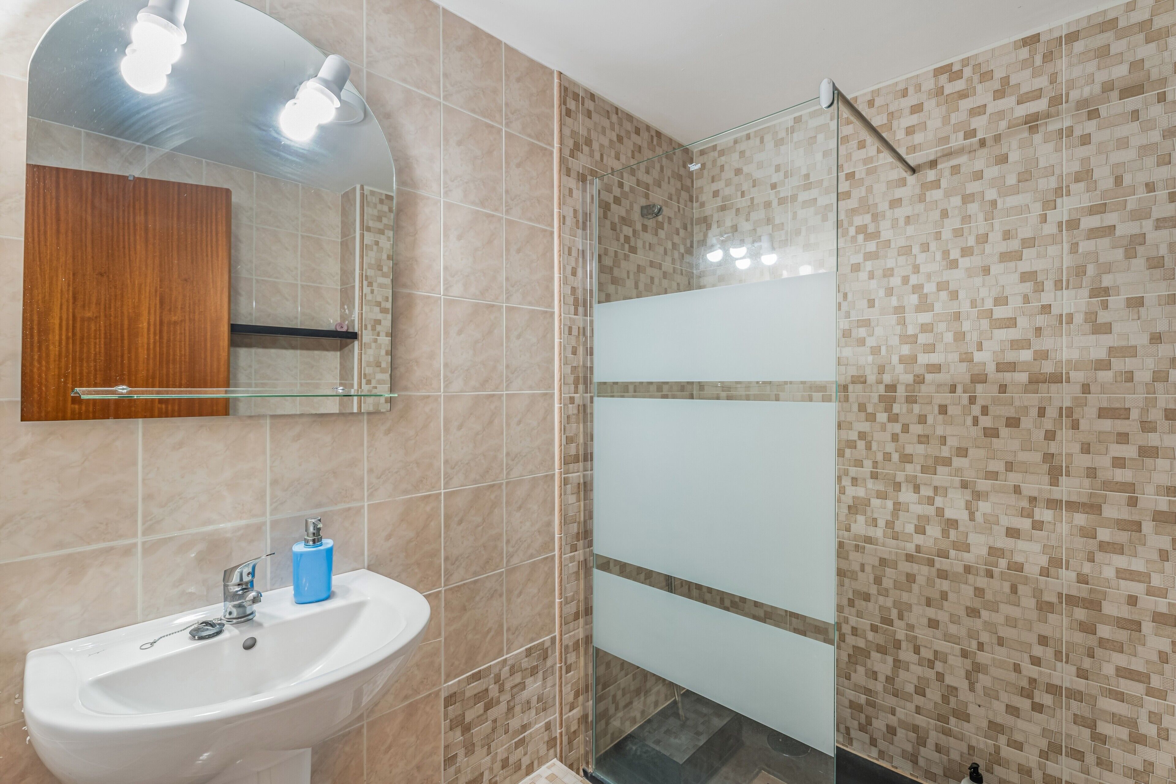 Regadera, secadora de cabello, toallas 