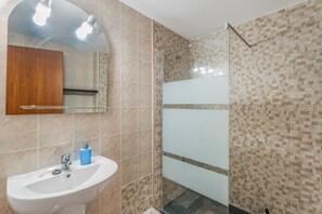 Een douche, een haardroger, handdoeken