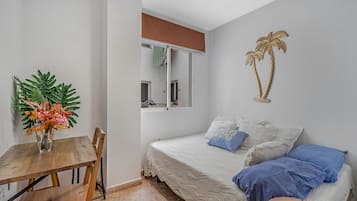 1 habitación, tabla de planchar con plancha, wifi gratis y ropa de cama