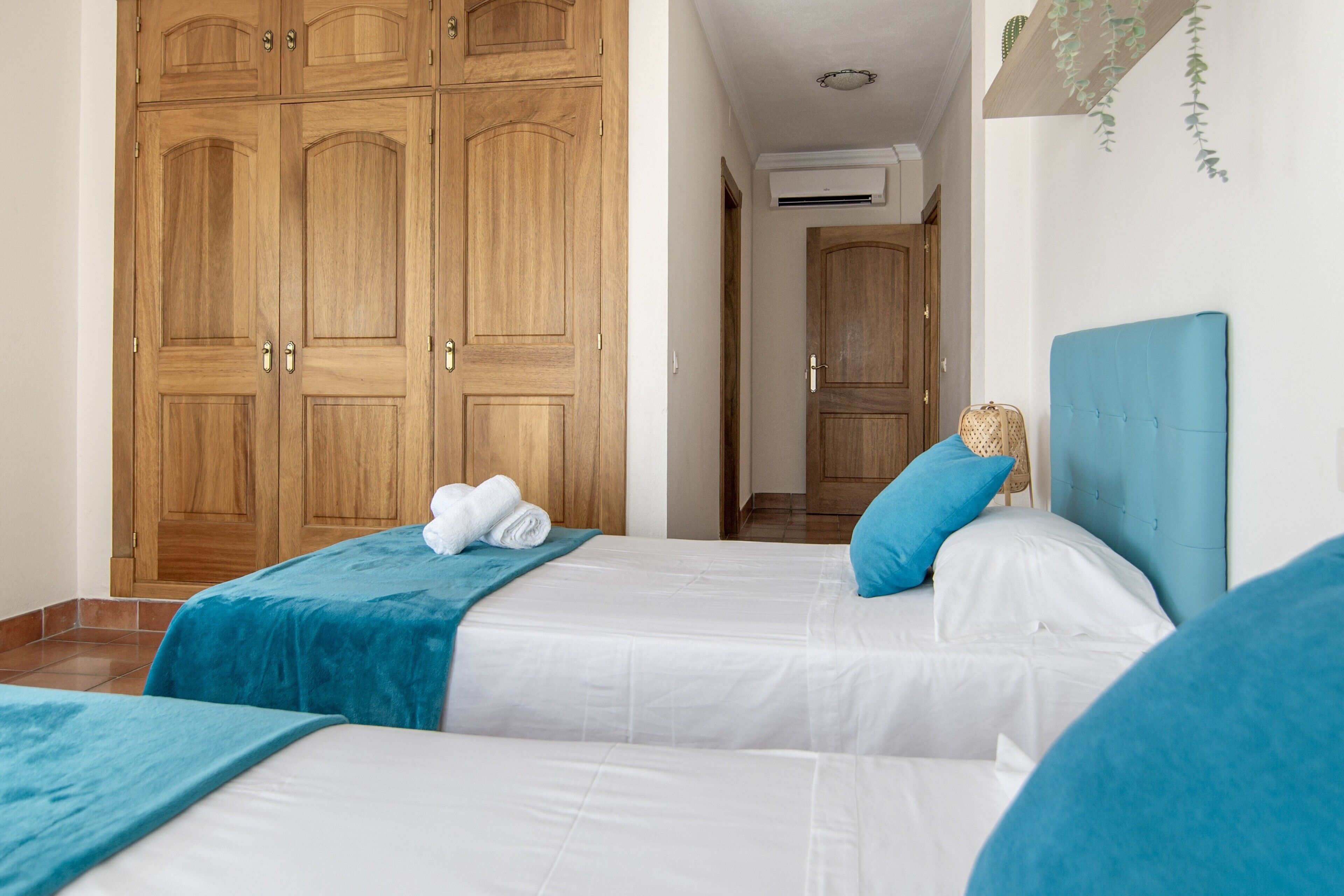 5 bedrooms, iron/ironing board, WiFi (free), bed sheets