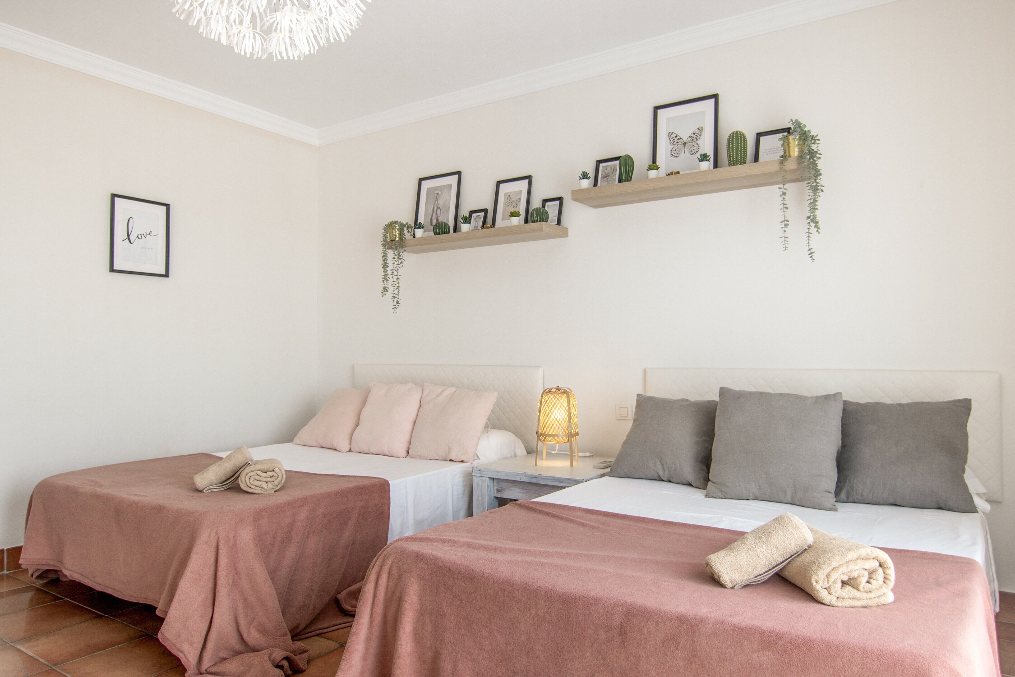 5 dormitorios, tabla de planchar con plancha, wifi gratis y ropa de cama