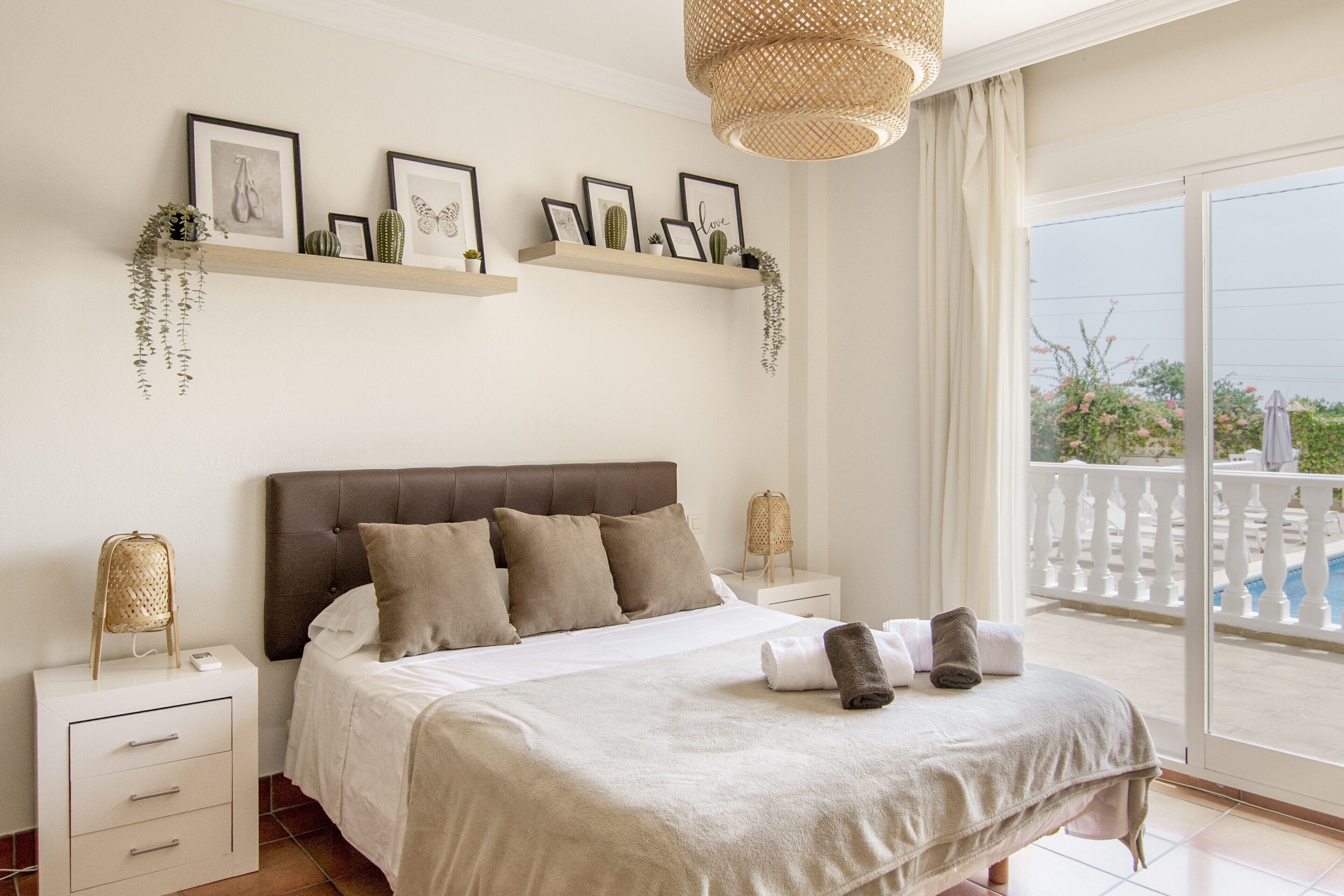 5 bedrooms, iron/ironing board, WiFi (free), bed sheets