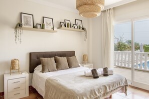 5 bedrooms, iron/ironing board, WiFi (free), bed sheets