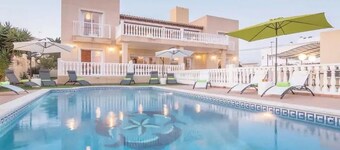 Villa 'Can Pedra Junto A Playa Den Bossa' avec vue sur la mer, Wi-Fi et climatisation
