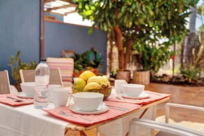 Outdoor dining - 'La Calabacera Casa Amarilla' with Sea View, Shared Pool and Wi-Fi (Playa San Juan)