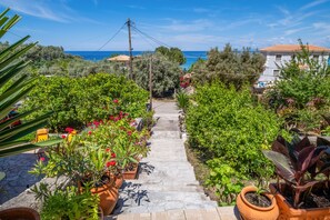 Property grounds - Apartment 'Theasea House' with Sea View, Wi-Fi and Air Conditioning (Agios Nikitas)