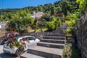 Property grounds - Apartment 'Theasea House' with Sea View, Wi-Fi and Air Conditioning (Agios Nikitas)
