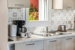 Fridge, oven, stovetop, coffee/tea maker