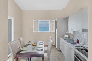Fridge, oven, stovetop, coffee/tea maker