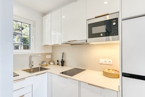Réfrigérateur, micro-ondes, plaque de cuisson, lave-vaisselle