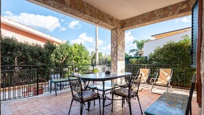 A covered patio with a round table and chairs, surrounded by a stone archway. - Villa 'Villino Giovanna' with Private Terrace, Wi-Fi and Air Conditioning (Trabia)