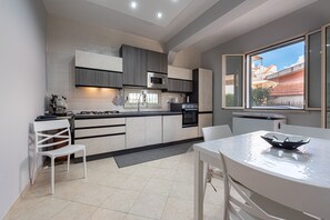 Frigorifero, microonde, forno, piano cottura