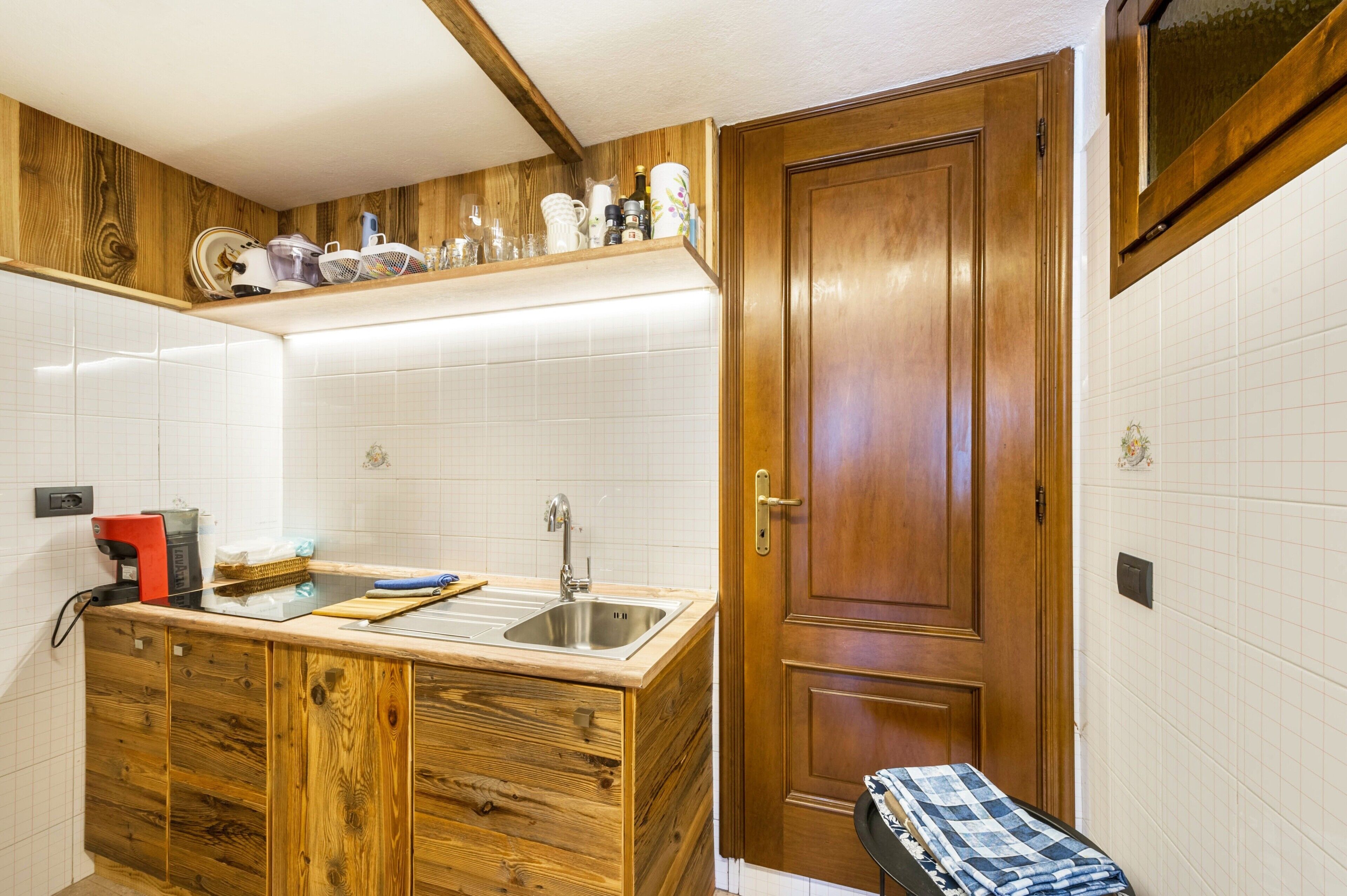 Réfrigérateur, micro-ondes, plaque de cuisson, lave-vaisselle