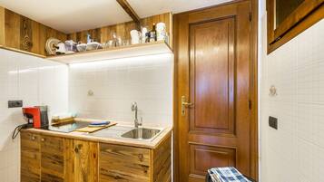 Réfrigérateur, micro-ondes, plaque de cuisson, lave-vaisselle