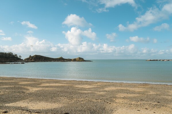 Una playa cerca
