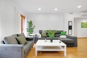 TV - Holiday Home 'Ca L'oliera' with Balcony, Wi-Fi and Air Conditioning (Denia)