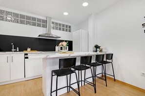 Fridge, microwave, oven, stovetop - Holiday Home 'Ca L'oliera' with Balcony, Wi-Fi and Air Conditioning (Denia)