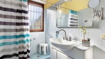 Douche, sĂšche-cheveux, serviettes fournies