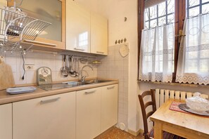 Fridge, microwave, oven, stovetop - Holiday Home 'Casa Tra Gli Ulivi Vicino Al Mare' with Mountain View, Wi-Fi and Air Conditioning (Seravezza)