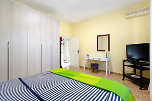 1 habitación, tabla de planchar con plancha, wifi gratis y ropa de cama 