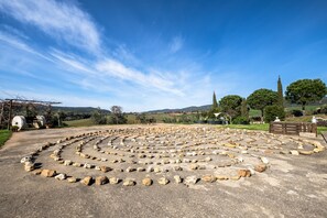 Property grounds - Farmhouse 'Aria - Agriturismo La Svolta' with Shared Garden, Wi-Fi and Air Conditioning (Manciano)