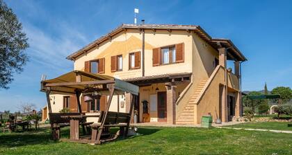 Farmhouse 'Aria - Agriturismo La Svolta' with Shared Garden, Wi-Fi and Air Conditioning