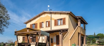 Farmhouse 'Aria - Agriturismo La Svolta' with Shared Garden, Wi-Fi and Air Conditioning