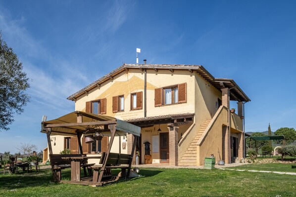 Exterior - Farmhouse 'Aria - Agriturismo La Svolta' with Shared Garden, Wi-Fi and Air Conditioning (Manciano)