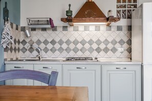 Réfrigérateur, plaque de cuisson, cafetiÚre/bouilloire, grille-pain