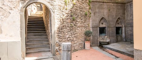 المنطقة المحيطة بالمنشأة