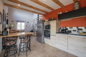 Réfrigérateur, micro-ondes, plaque de cuisson, lave-vaisselle