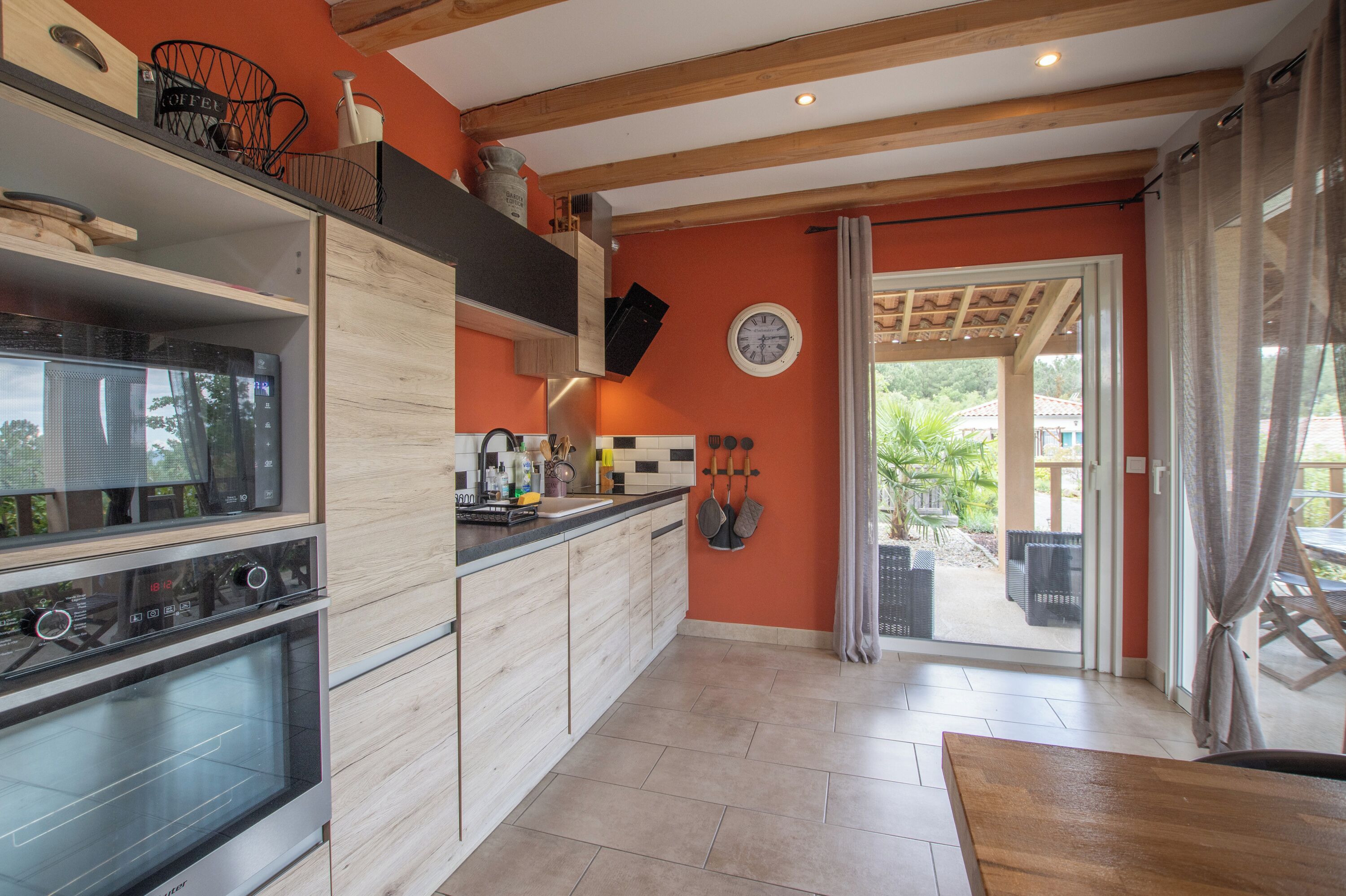 Køleskab, mikrobølgeovn, kogeplade, opvaskemaskine