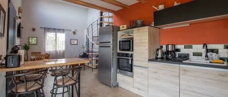 Fridge, microwave, stovetop, dishwasher